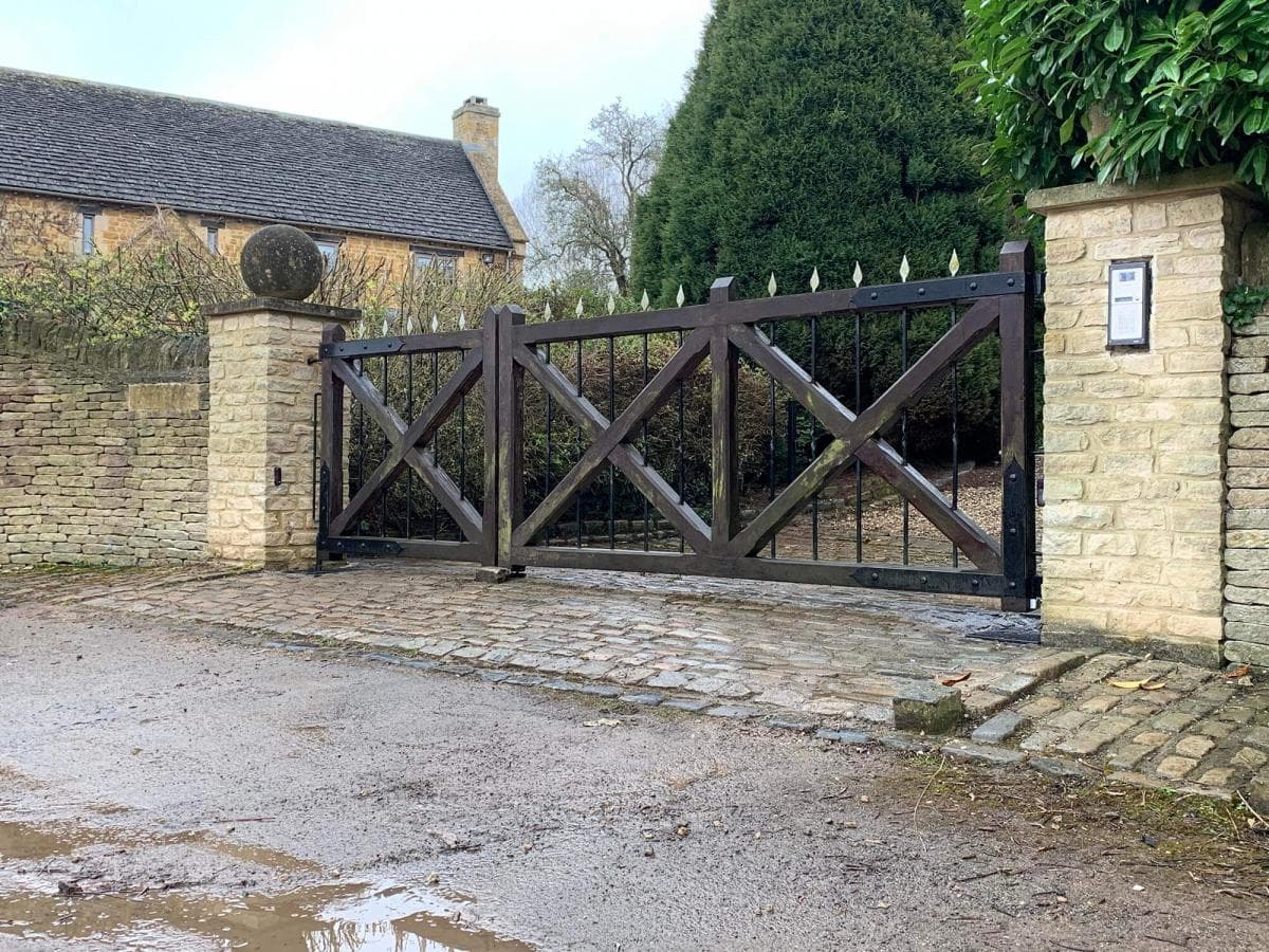 Wood gate MIN
